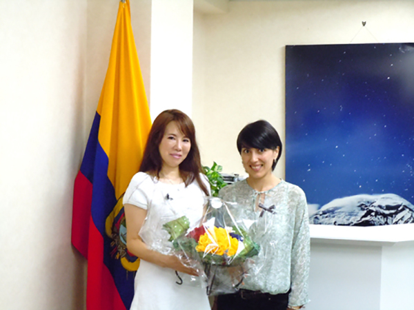 エクアドル共和国大使館へお花を贈呈