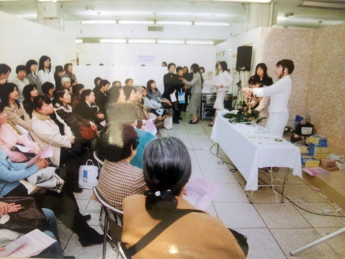 2005年3月　桂由美さんブライダルショー『花フェスタ』にて、ブーケ20点製作提供